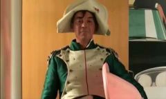 Кадр из видео ролика "Bonjour, madame!"